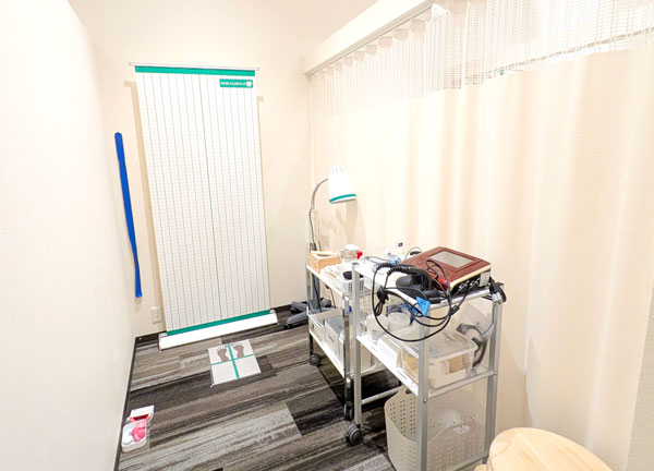 横浜駅西口あおば接骨院はりきゅう院(お身体の検査はカーテンで仕切られたスペースで行うのでプライバシーにも配慮。)