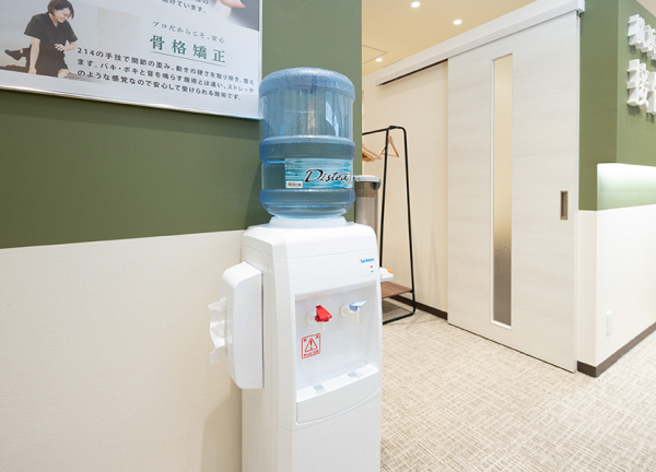 横浜駅西口あおば接骨院はりきゅう院(ウォーターサーバーです。)