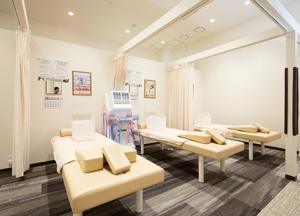 横浜駅西口あおば接骨院はりきゅう院(施術ベッドです。)
