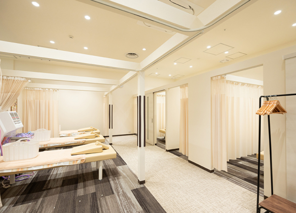 横浜駅西口あおば接骨院はりきゅう院(広々とした施術室です。)