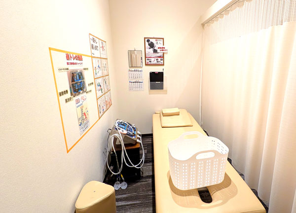 横浜駅西口あおば接骨院はりきゅう院(施術中はカーテンで仕切れます。)