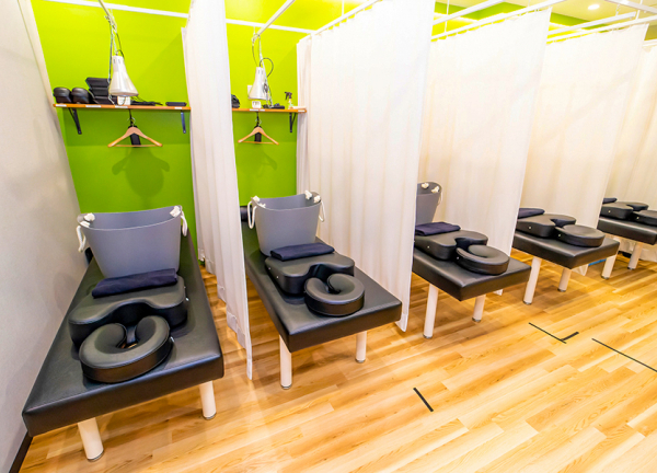 吉祥寺駅西口の接骨院・はり灸院(カーテンで仕切って施術をおこないます。)