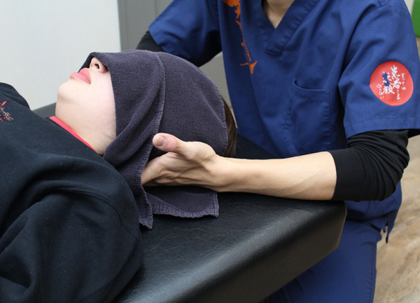吉祥寺駅西口の接骨院・はり灸院(デスクワークで疲労した首周りを緩和)