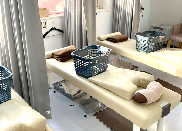 千歳駅南接骨院(施術台はカーテンで仕切れるのでプライバシーにも配慮。)