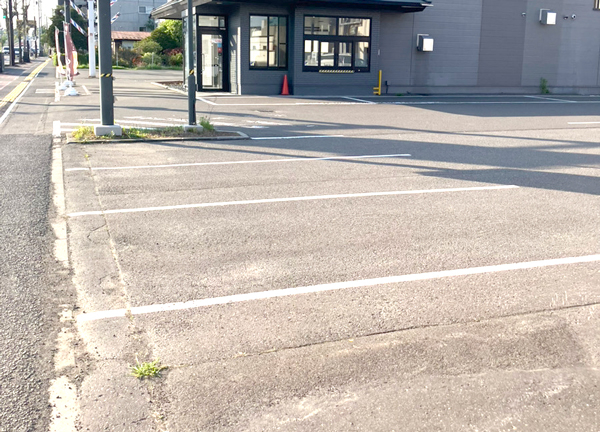 千歳駅南接骨院(施設敷地内に複数台の駐車場を完備しています。)