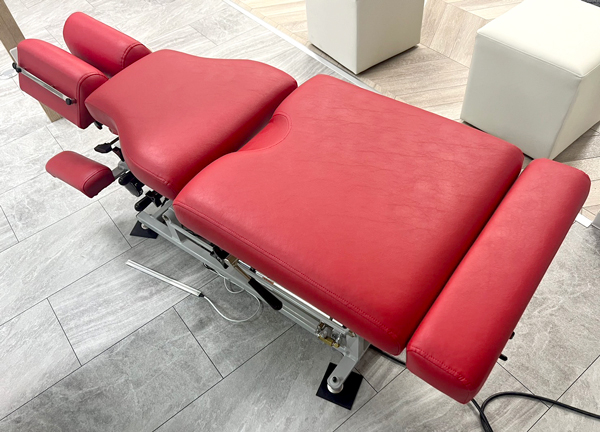 さくらメディネス整骨院　新都心院(お身体のバランスを整える際に使用する施術台です。常に清潔な状態に保っています。)