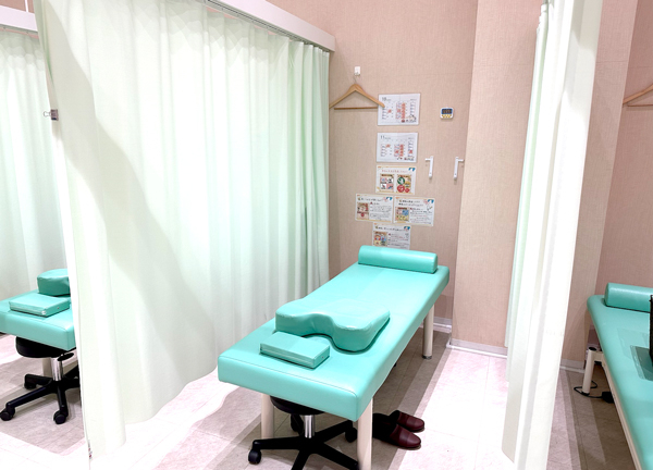 こころ整骨院　ラソラ札幌院(施術に使用するベッドは常に清潔な状態を心掛けています。施術台ごとにカーテンで仕切りプライバシーにも配慮。)