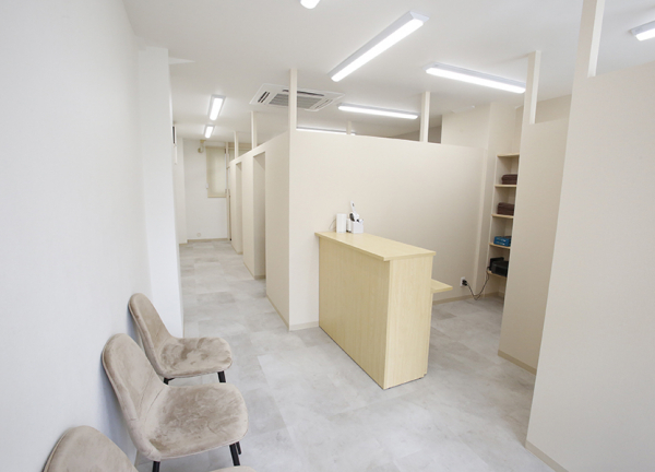 カラダのミカタ鍼灸整骨院　天王寺院(受付です。)