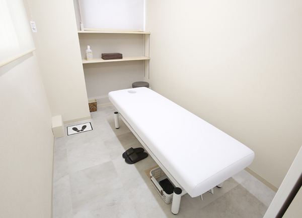 カラダのミカタ鍼灸整骨院　天王寺院(施術ベッドです。)