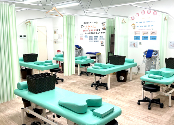 こころ整骨院　琴似院(ベッドは余裕をもって配置をしています。ベッドごとにカーテンで仕切れるのでプライバシーにも配慮。)