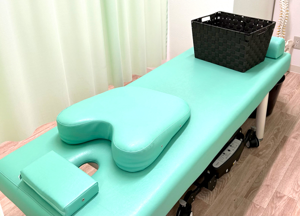 こころ整骨院　琴似院(施術台は常に清潔な状態に保っています。)