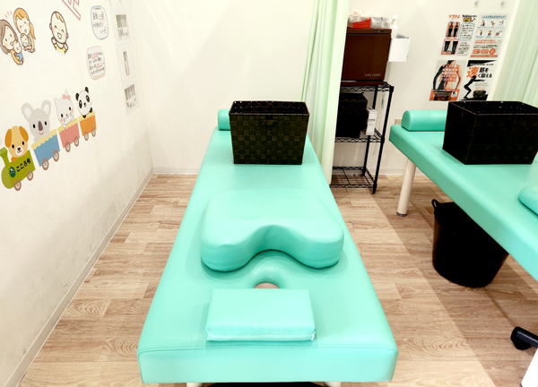 こころ整骨院　苫小牧新中野院(施術台ごとにカーテンで仕切りプライバシーにも配慮。)