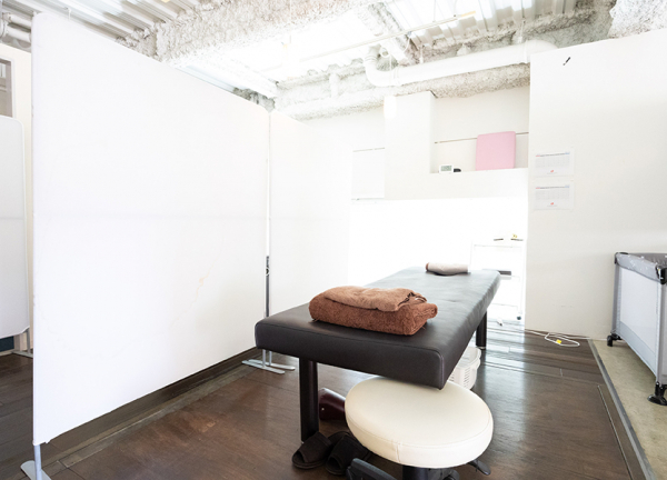 施術中はカーテンで仕切れます。