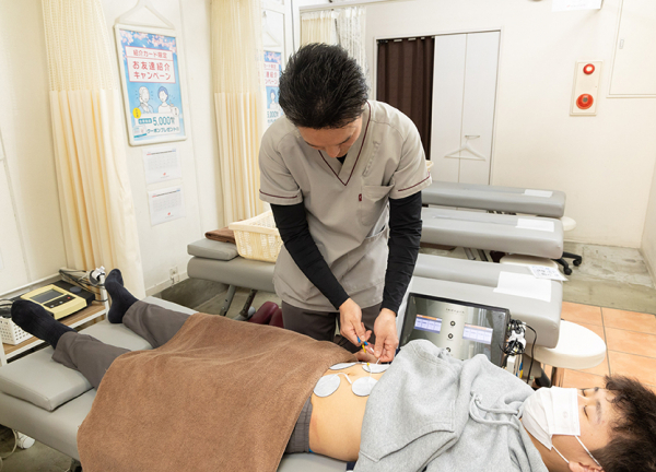 EMSで体幹を鍛えます。