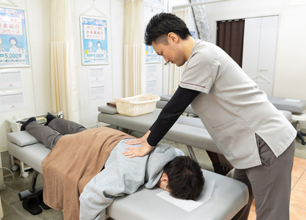 こり固まった肩甲骨をほぐします。