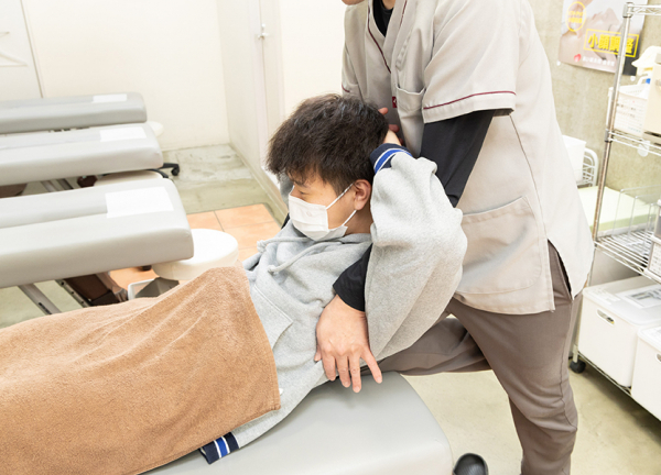 正しい姿勢へ導きます。