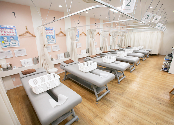 あい鍼灸院・接骨院　ホワイティ梅田院(施術ベッドです。)