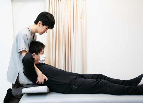 あい鍼灸院・接骨院　ホワイティ梅田院(猫背の解消を目指します)