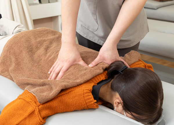 あい鍼灸院・接骨院　石橋阪大前駅院(こり固まった肩甲骨をほぐします。)