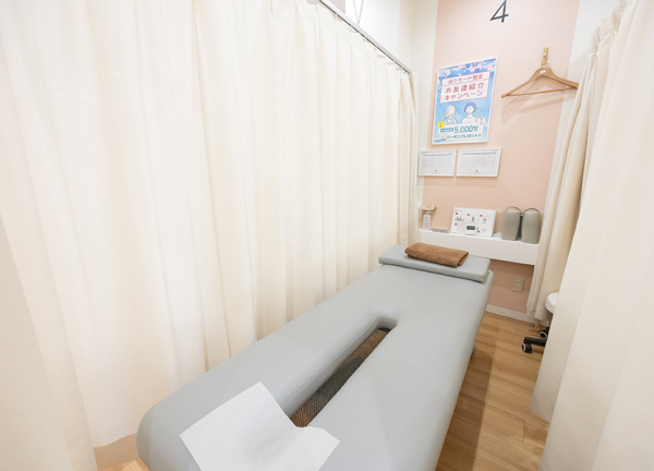 あい鍼灸院・接骨院　石橋阪大前駅院(施術中はカーテンで仕切れます。)