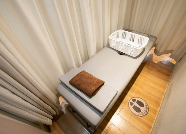 あい鍼灸院・接骨院　心斎橋院(施術中はカーテンで仕切れます。)