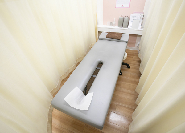 あい鍼灸院・接骨院　天王寺院(施術中はカーテンで仕切れます。)