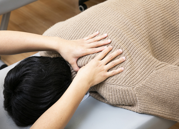 あい鍼灸院・接骨院　天王寺院(こり固まった肩甲骨をほぐします。)