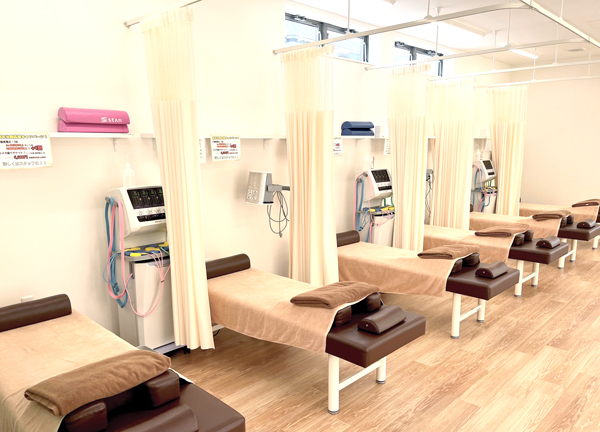 船橋藤原整骨院【鍼灸】(施術台はカーテンで仕切られており、ほかのお客様の目を気にせず施術を受けられる。)