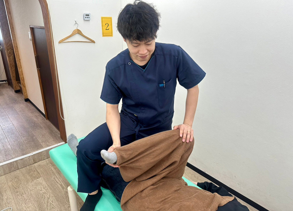 平岸駅前整骨院(下半身のストレッチで筋膜を伸ばします。)
