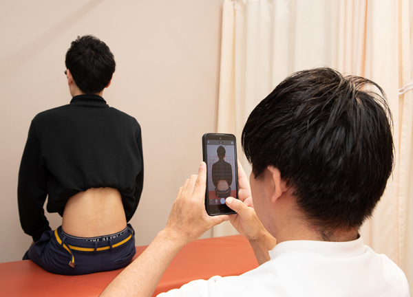 ＧＢＳ巣鴨地蔵通り整骨院・鍼灸院　筋膜整体院(写真撮影による姿勢分析を実施されています。)