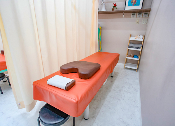 ＧＢＳ巣鴨地蔵通り整骨院・鍼灸院　筋膜整体院(施術中はカーテンで仕切れます。)
