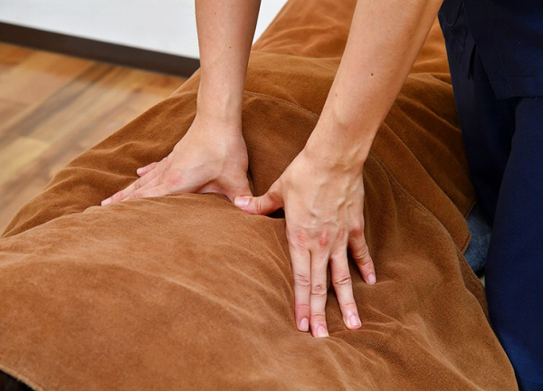 新浜松駅前接骨院(腰痛でお悩みの方もお気軽にご相談ください。痛みの少ないソフトな施術です。)