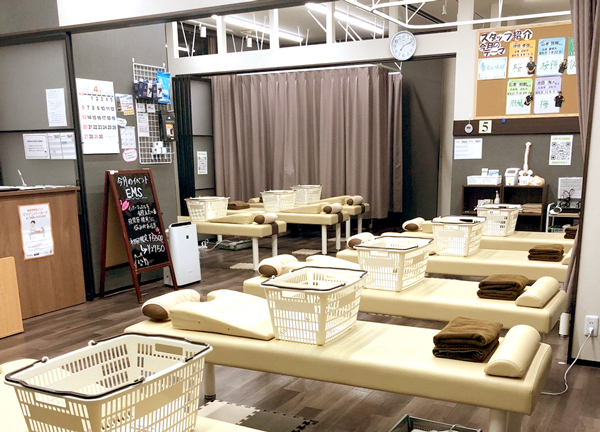新浜松駅前接骨院(当施設の内観です。施術ベッドは常に清潔な状態に保っています。)