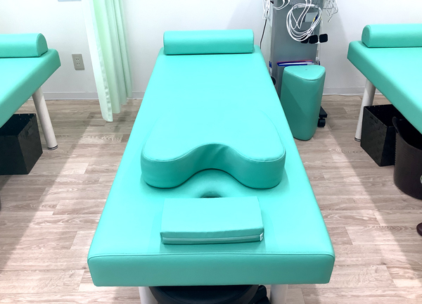 こころ整骨院　永山院(施術台ごとにカーテンで仕切りプライバシーにも配慮しています。)