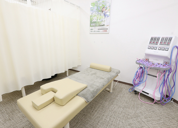 栄あおば接骨院はりきゅう院(施術ベッドごとにカーテンを設置しています。)