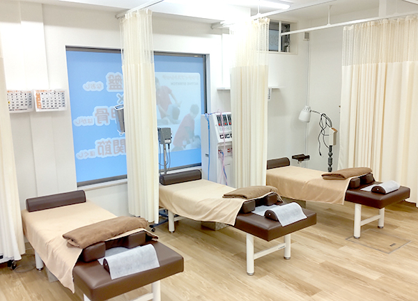 中村橋　ｉ－ｃａｒｅ整骨院(当施設の施術室です。施術台ごとに十分な間隔を設けています。)