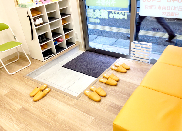 中村橋　ｉ－ｃａｒｅ整骨院(スリッパをご利用ください。入り口前には待合室をご用意しています。)