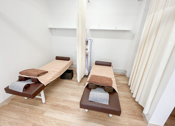 中村橋　ｉ－ｃａｒｅ整骨院(施術ベッドごとにカーテンを設けており、プライバシーにも配慮しています。)