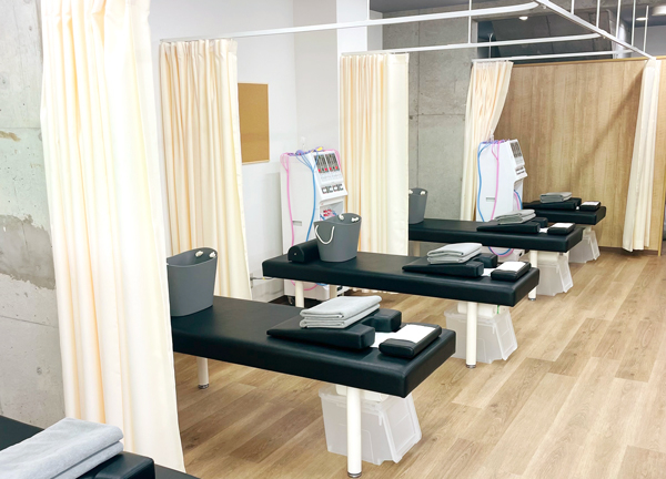 くがはら接骨院【鍼灸】(当施設の内観です。施術台ごとにカーテンで仕切られておりプライバシーにも配慮。)