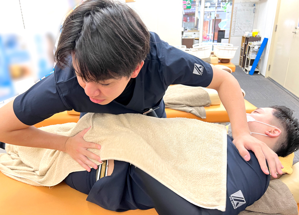 四条烏丸中央整骨院【鍼灸】(骨盤の歪みを調整し、もとの位置へ戻していきます。)