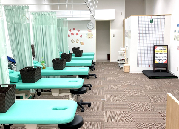 こころ整骨院　仙台駅東口院(当施設の施術室です。ベッドごとにカーテンで仕切りプライバシーにも配慮しています。)