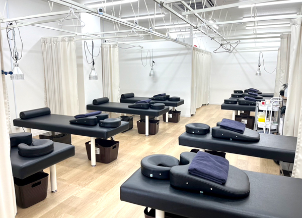 糟屋新宮中央駅前鍼灸接骨院(広々とした施設内で施術をおこなっています。)