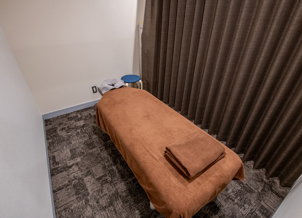 御殿山トラストタワー整骨院(カーテン個室の施術室です。)