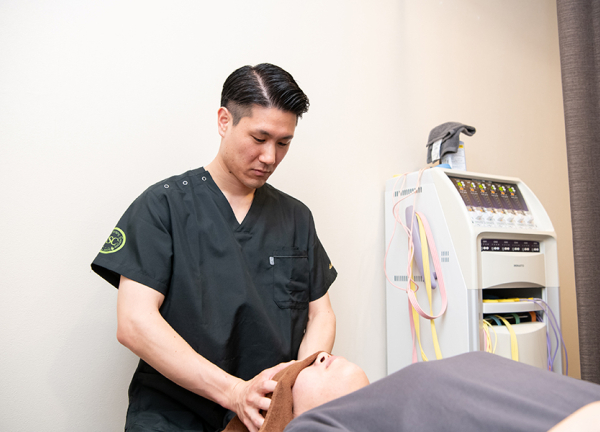 御殿山トラストタワー整骨院(頭部の硬くなった筋肉を刺激して血行促進を図ります。)