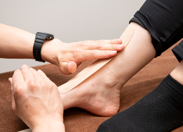 御殿山トラストタワー整骨院(足首をテーピングして捻挫の改善を目指します。)