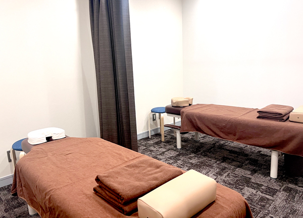 御殿山トラストタワー整骨院(当施設の施術室です。ベッドは常に清潔な状態を心掛けています。)