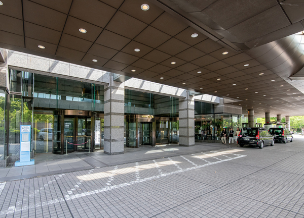 御殿山トラストタワー整骨院(建物の入口はこちらです。)