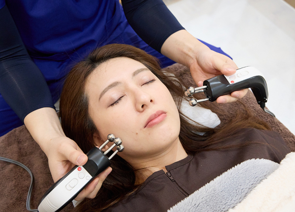 Ｂａｓｉｓ鍼灸整骨院　阿倍野駅・天王寺駅院(電気を流してお顔のハリツヤを取り戻します。)