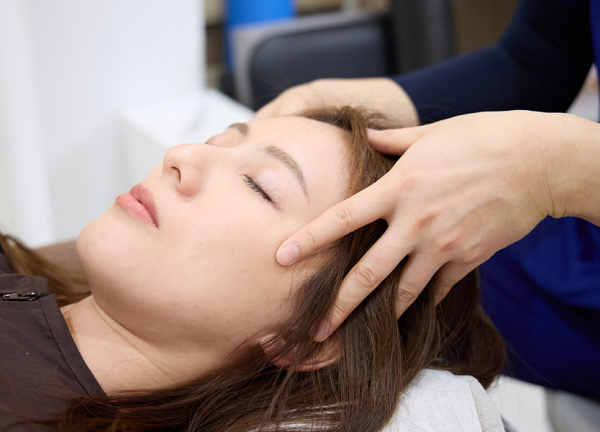 Ｂａｓｉｓ鍼灸整骨院　阿倍野駅・天王寺駅院(頭皮を刺激して頭の疲れを緩和します。)