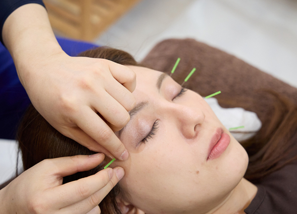 Ｂａｓｉｓ鍼灸整骨院　阿倍野駅・天王寺駅院(肌のターンオーバーや血行促進を図り、お顔を整えます。)